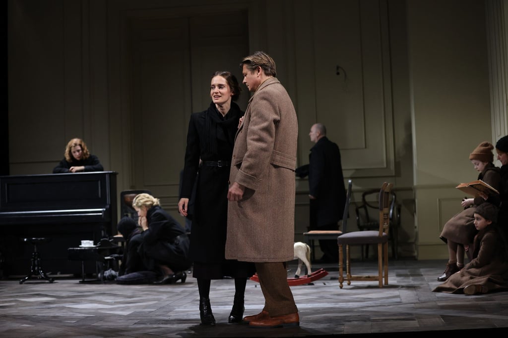 Schauspieler stehen während einer Probe des Stücks „Leopoldstadt“ auf der Bühne im Theater in der Josefstadt.