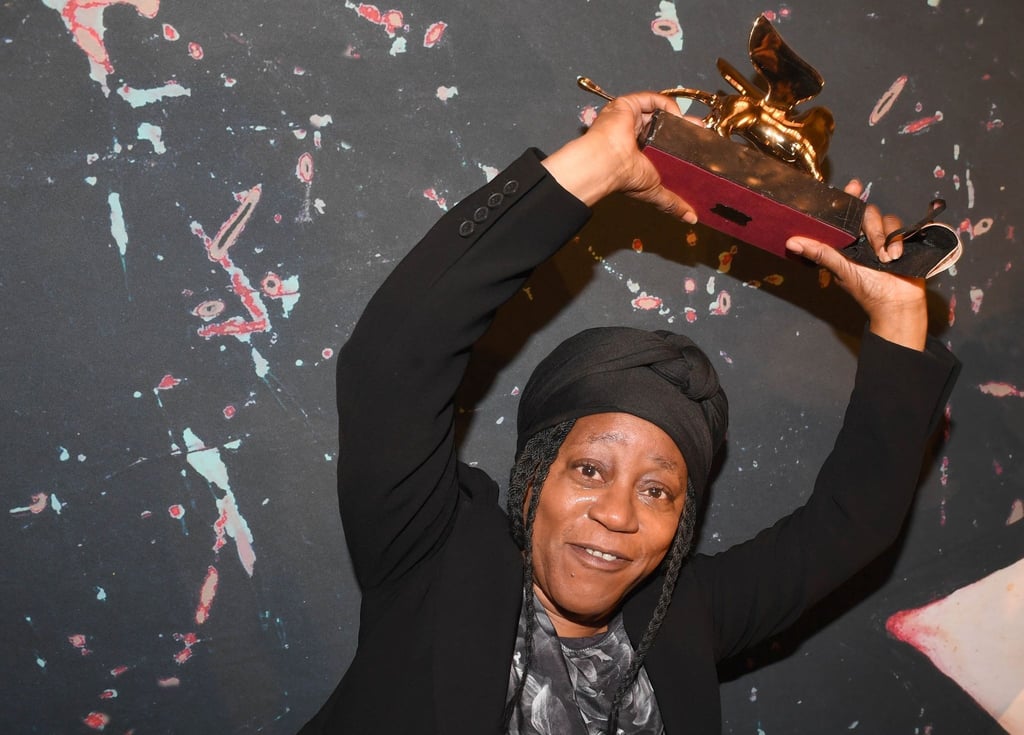Mit dem Goldenen Löwen für den besten Länderpavillon wurde Großbritannien mit der Künstlerin Sonia Boyce ausgezeichnet.