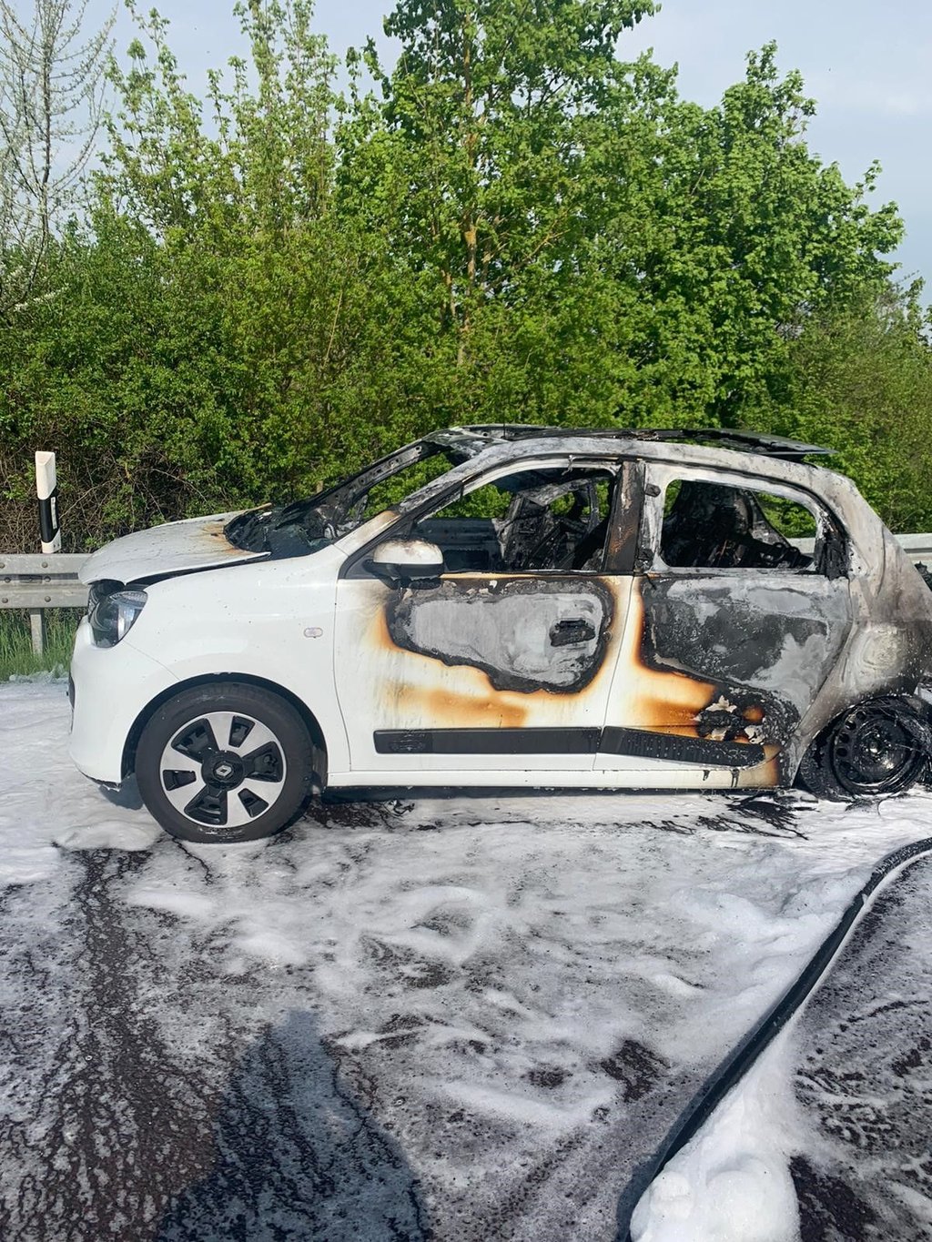 Am Auto entstand Totalschaden.