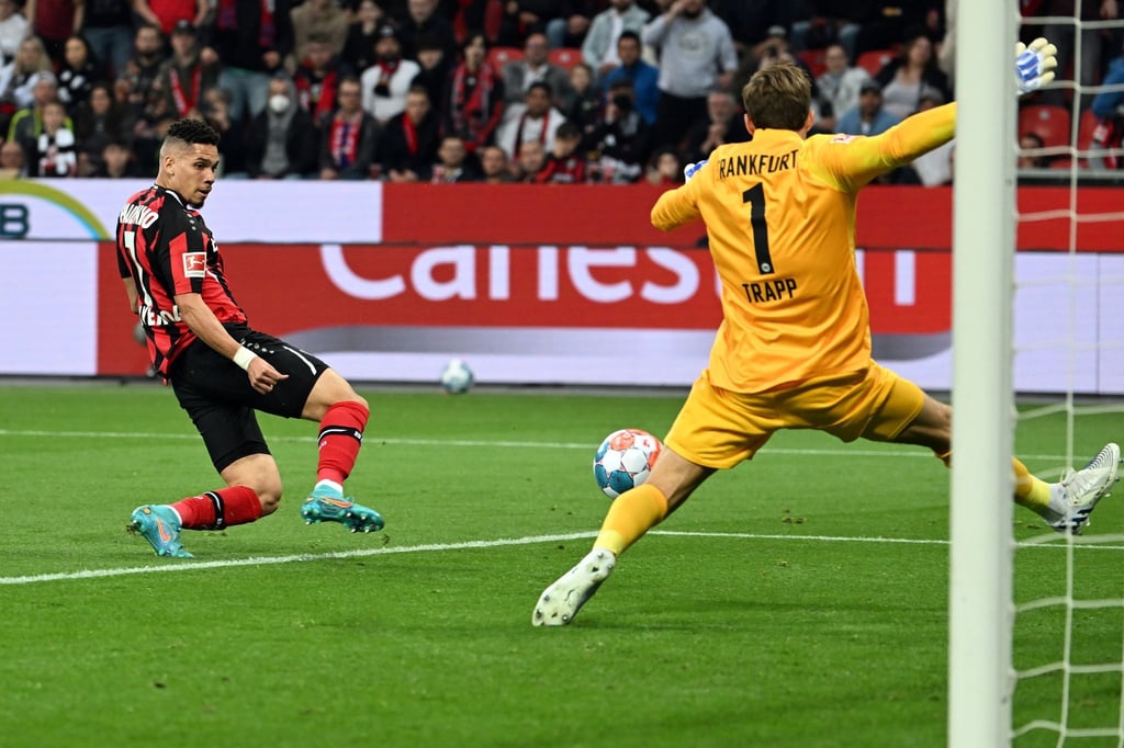 Leverkusens Paulinho (l) erzielt das 1:0 gegen Frankfurts Torhüter Kevin Trapp .