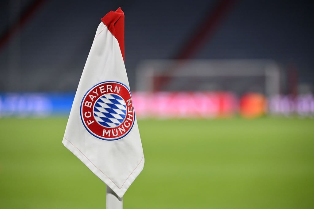 FC Bayern im neuen Trikot mit weißen Querstreifen gegen VfB