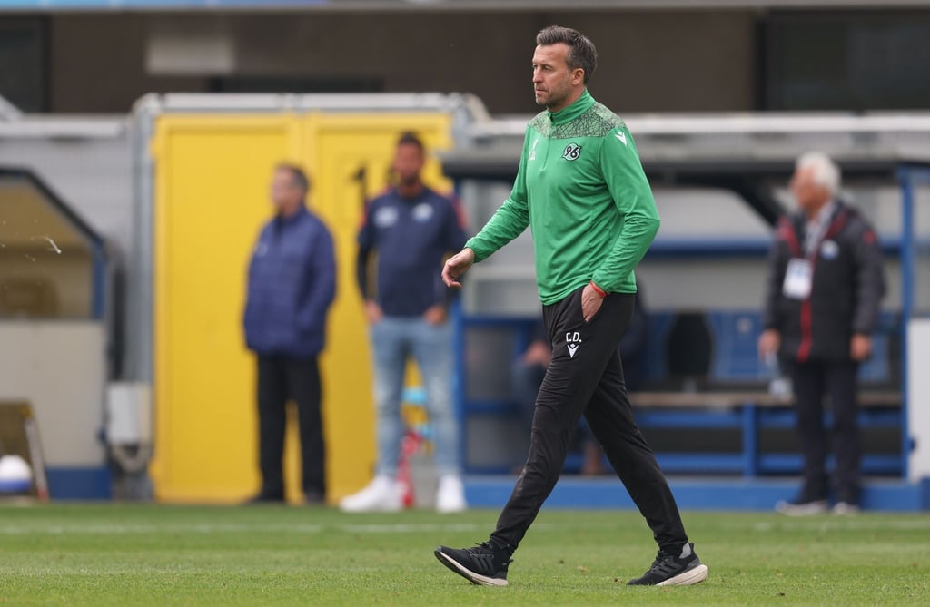 Trainer Christoph Dabrowski hat mit Hannover 96 drei Spieltage vor Saisonende sechs Punkte Vorsprung auf den Relegationsplatz.