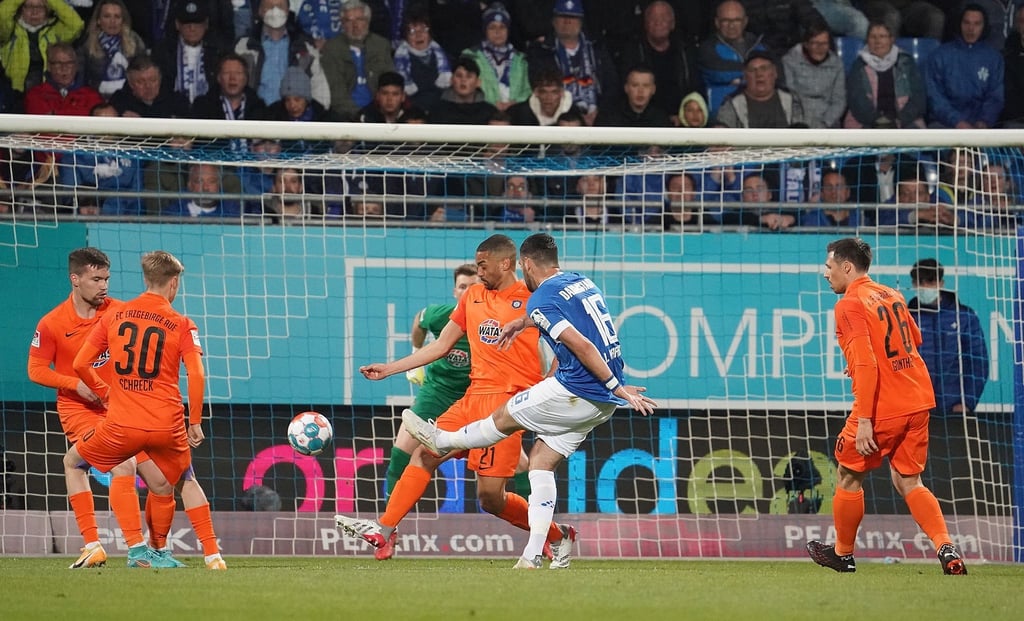 Luca Pfeiffer (M) trifft für Darmstadt gegen den FC Erzgebirge.