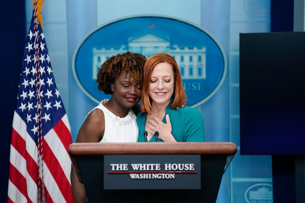 Jen Psaki (r) übergibt ihren Posten als Biden-Sprecherin an Karine Jean-Pierre (l).