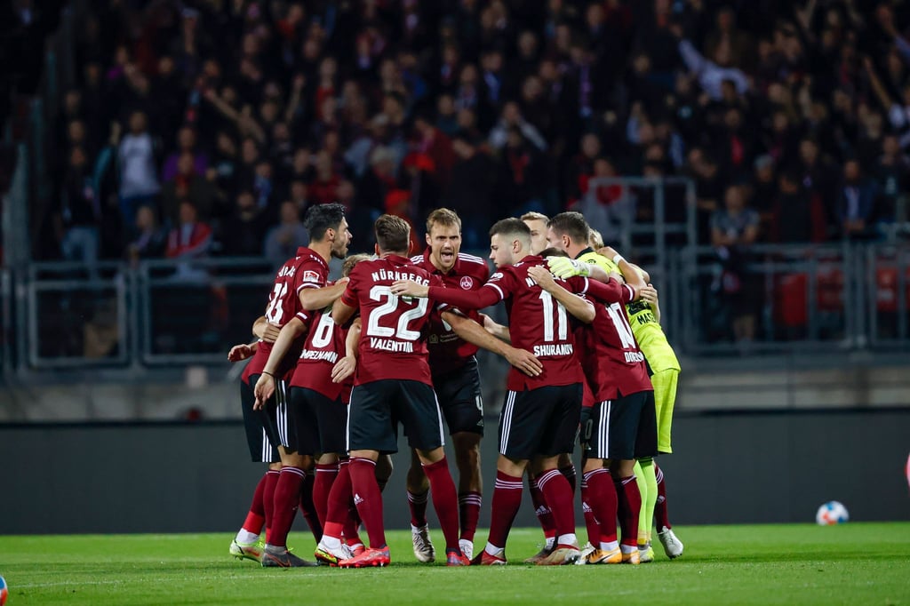 Der Nürnberger Asger Sörensen (M) feuert seine Teamkameraden vor dem Anpfiff eines Spiels noch einmal an.
