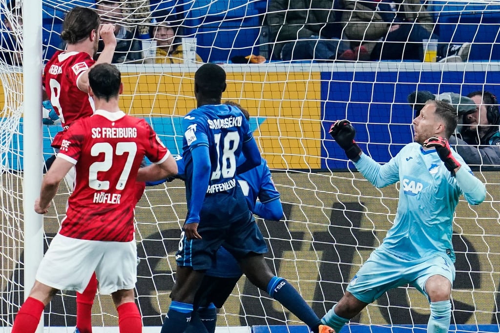 Freiburgs Lucas Höler (l) trifft zur zwischenzeitlichen 3:2-Führung gegen TSG Hoffenheim.