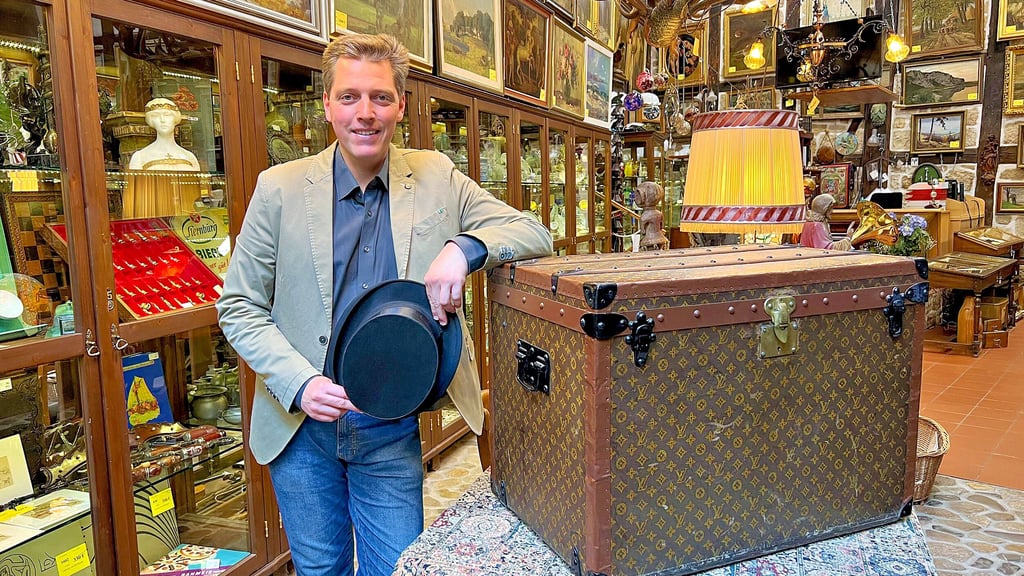 Auktionshaus-Inhaber Henry Thurisch mit dem  „Malle à Chapeau“ von Louis Vuitton, der jetzt versteigert wird.