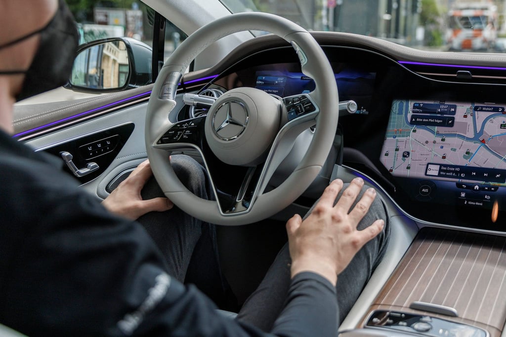 Ein Entwickler bei Mercedes Benz in einem fahrenden Mercedes vom Typ EQS 580 4Matic unter Anwendung des Drive Pilots.