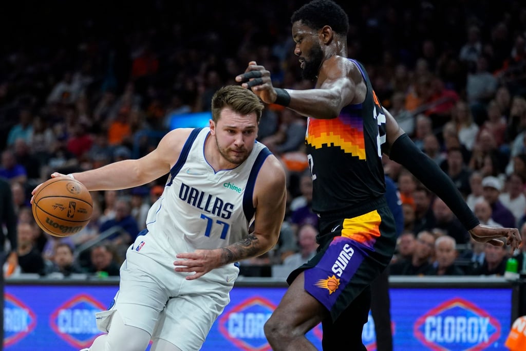 Star-Spielmacher Luka Doncic (l) verlor mit den Dallas Mavericks auch das zweite Spiel gegen die Phoenix Suns um Deandre Ayton.