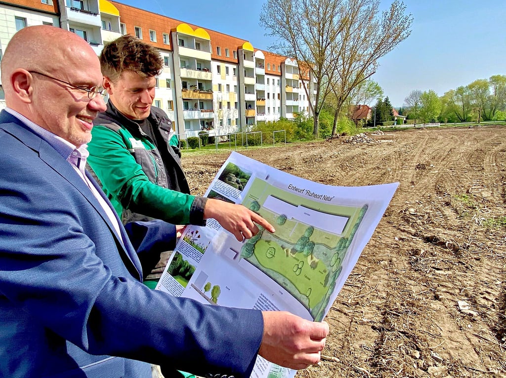 BWG-Geschäftsführer Holger Köhncke (links) bespricht mit Landschaftsgärtner Robin Wartmann die Gestaltung der Brachfläche zwischen Plattenbauten und Garagen.