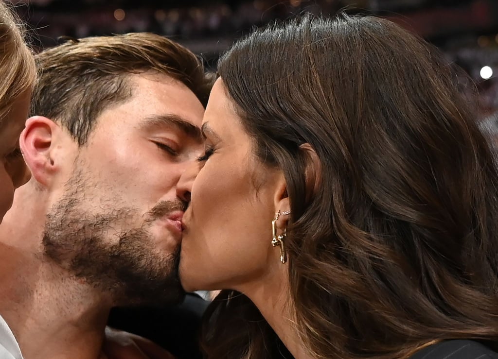 Kevin Trapp (Eintracht Frankfurt) küsst seine Lebensgefährtin Izabel Goulart nach dem Spiel.