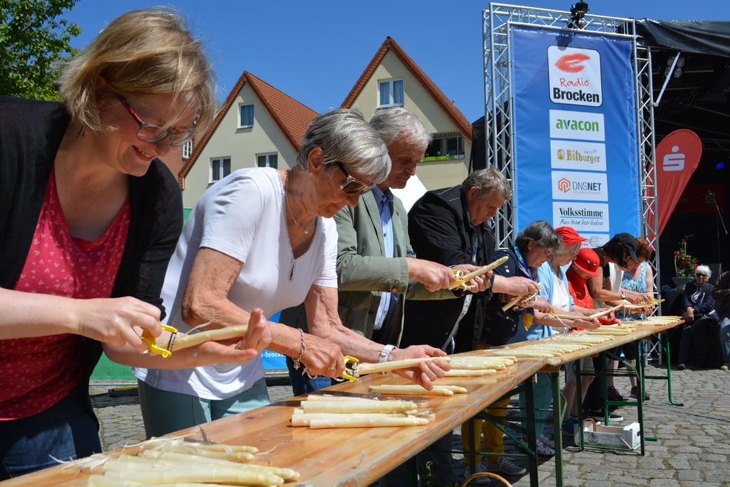 Spargelwettschälen am Sonntag in der Osterburger Mittagssonne. Auch Volksstimme (Karina Hoppe, links) schält mit. Neben der Siegerin.