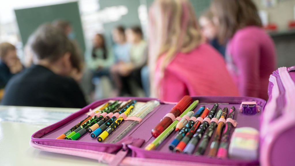 Aufgrund des anhaltenden Mangels an Lehrkräften in Sachsen-Anhalt dringt die oppositionelle Linksfraktion auf die Möglichkeit privater Unterrichtsangebote an Schulen.