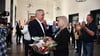 Jens Rösler gratuliert Magdeburgs neuer Oberbürgermeisterin Simone Borris zum Sieg in der Stichwahl.