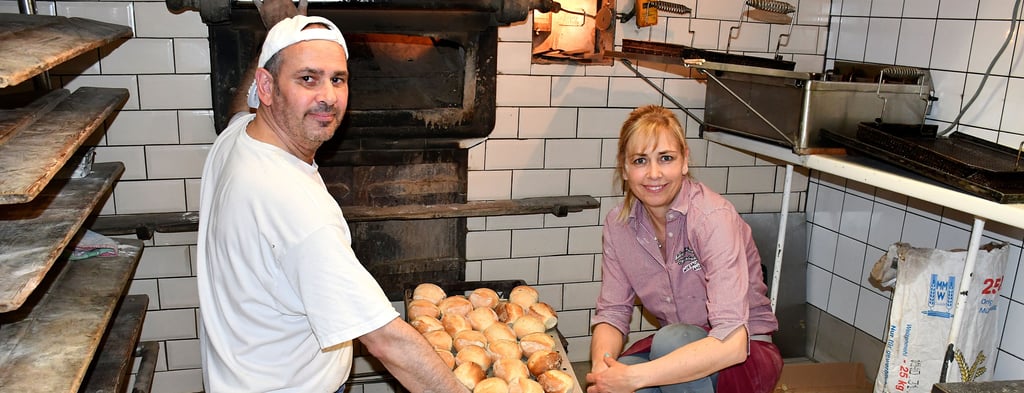 Bäckermeister Marco Handrich und seine Frau Jana, Inhaber der Holzofenbäckerei auf der Breite. Rund vierTonnen Mehl verarbeiten sie im Monat.