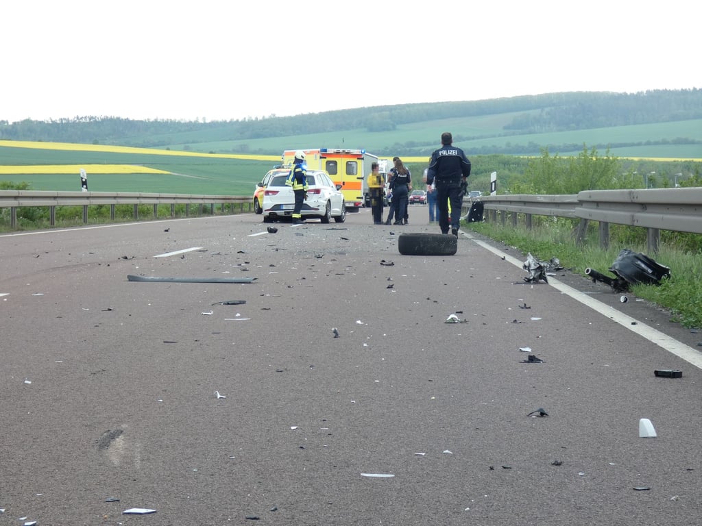 Auf der B 180 nahe des Abzweigs B 80 sind zwei Autos miteinander kollidiert.