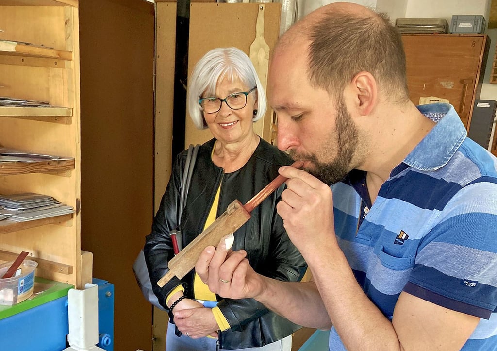 Bärbel Voigt ließ sich bei dem Besuch in der Orgelwerkstatt von Orgelbauer Johannes Hüfken vom Klang der Pfeifen überzeugen.