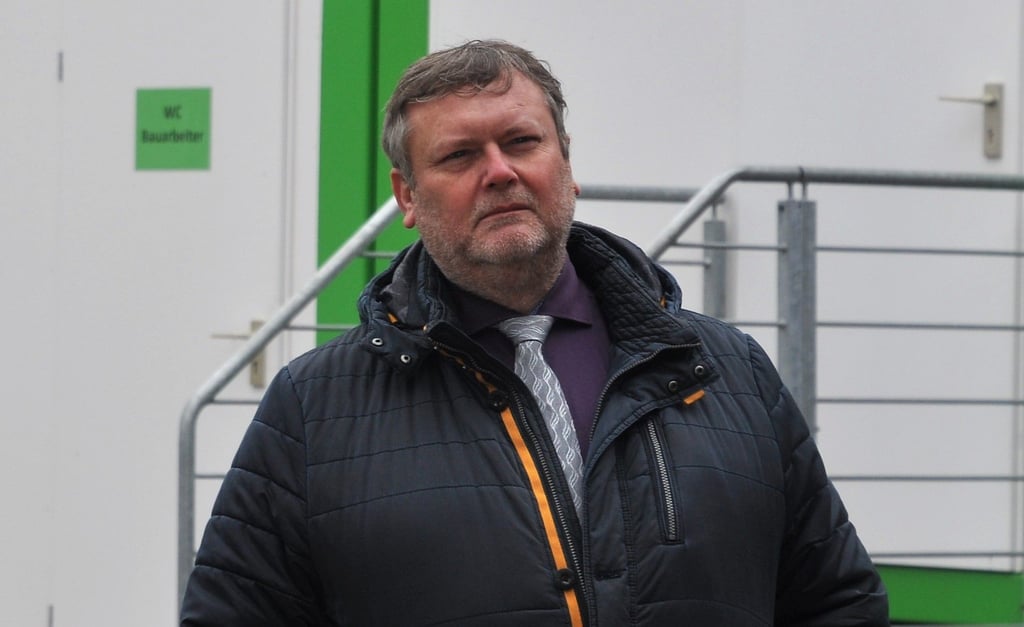 Matthias Günther, hier beim Richtfest für den Ersatzneubau des Bismarck-Gymnasiums, muss sich einem Abwahlantrag stellen.