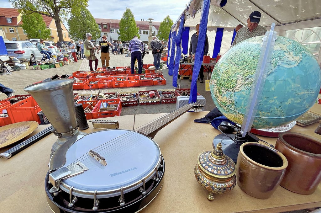 Die ganze Welt und noch viel mehr gab es auf dem Loburger Trödelmarkt zu entdecken.