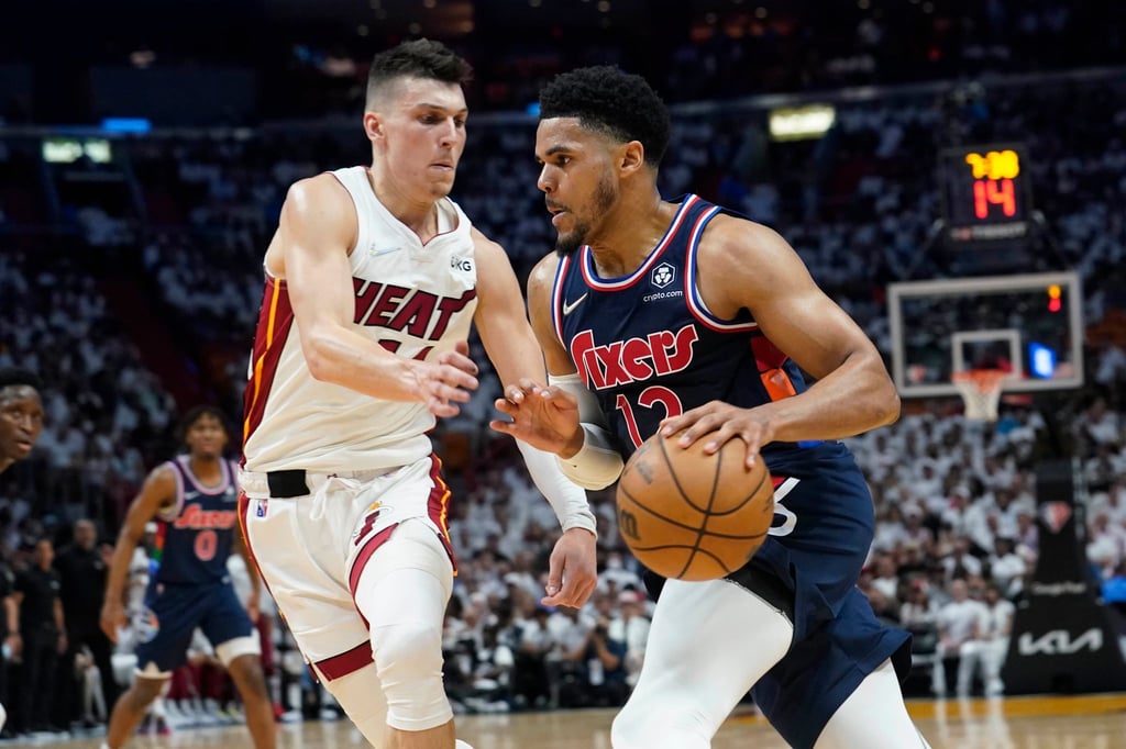 Tobias Harris (r) von Philadelphia in Aktion gegen Tyler Herro von Miami.