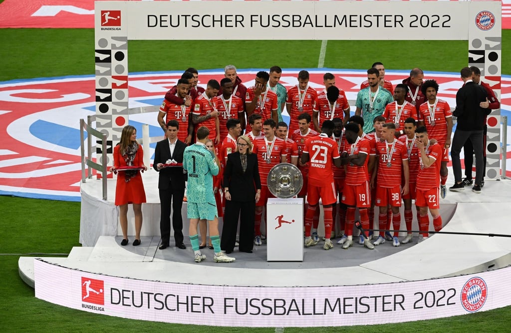 Bayerns Manuel Neuer spricht mit Donata Hopfen (M), Vorsitzende der Geschäftsführung der Deutschen Fußball Liga (DFL) während der Übergabe der Meisterschale.