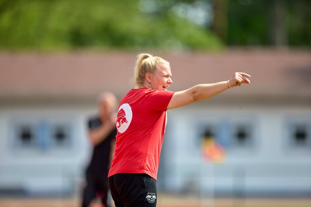 Katja Greulich engagiert an der Seitenlinie.