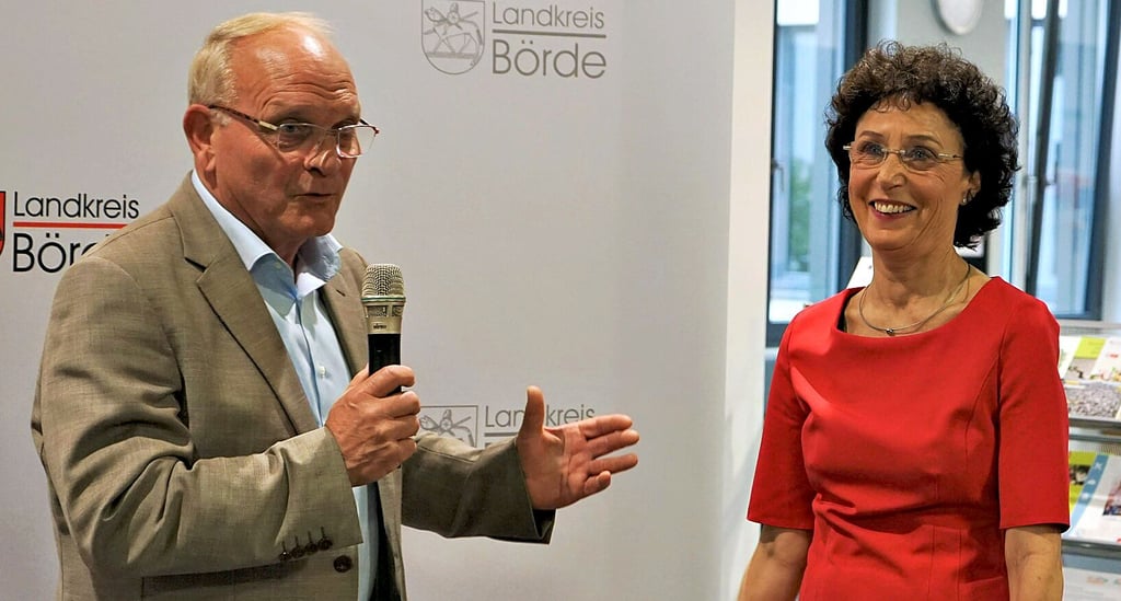 Der ehemalige Landrat Hans Walker verabschiedet Petra Naumann, Dezernentin der Kreisverwaltung, in den Ruhestand.