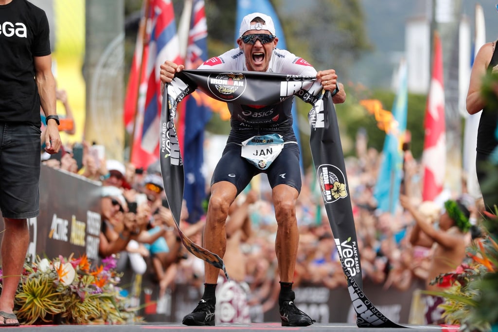 Jan Frodeno freut sich nach seinem Triathlon-Sieg 2019.