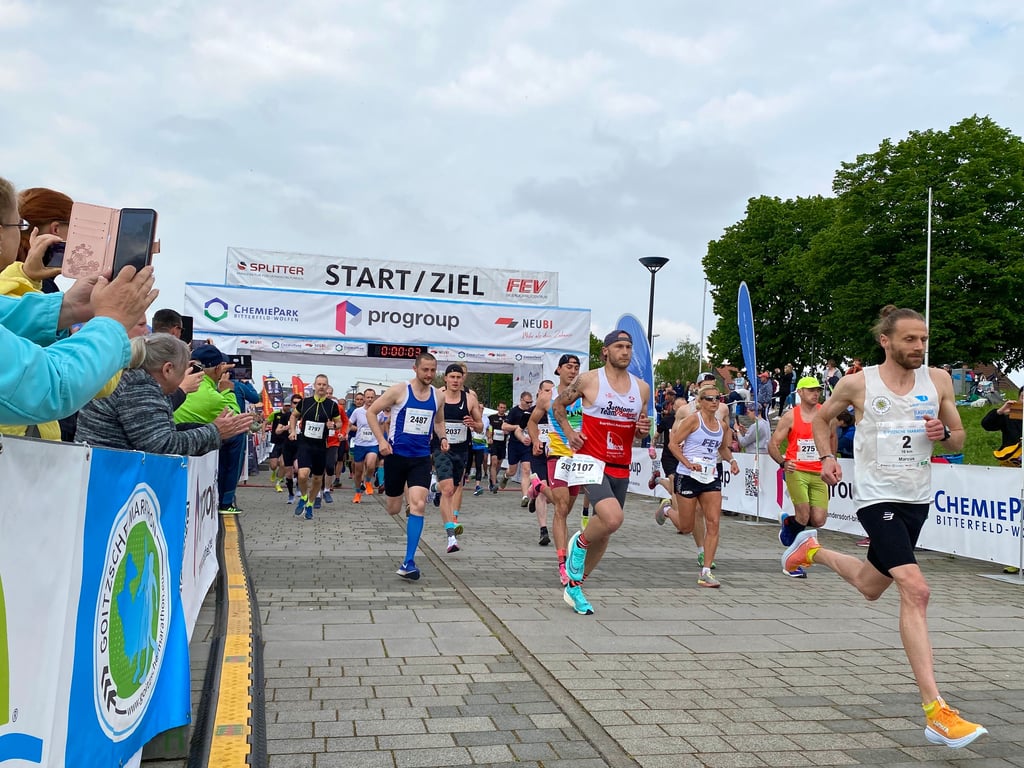 Seit 9 Uhr sind die ersten Läufer beim Goitzsche-Marathon in Bitterfeld unterwegs.