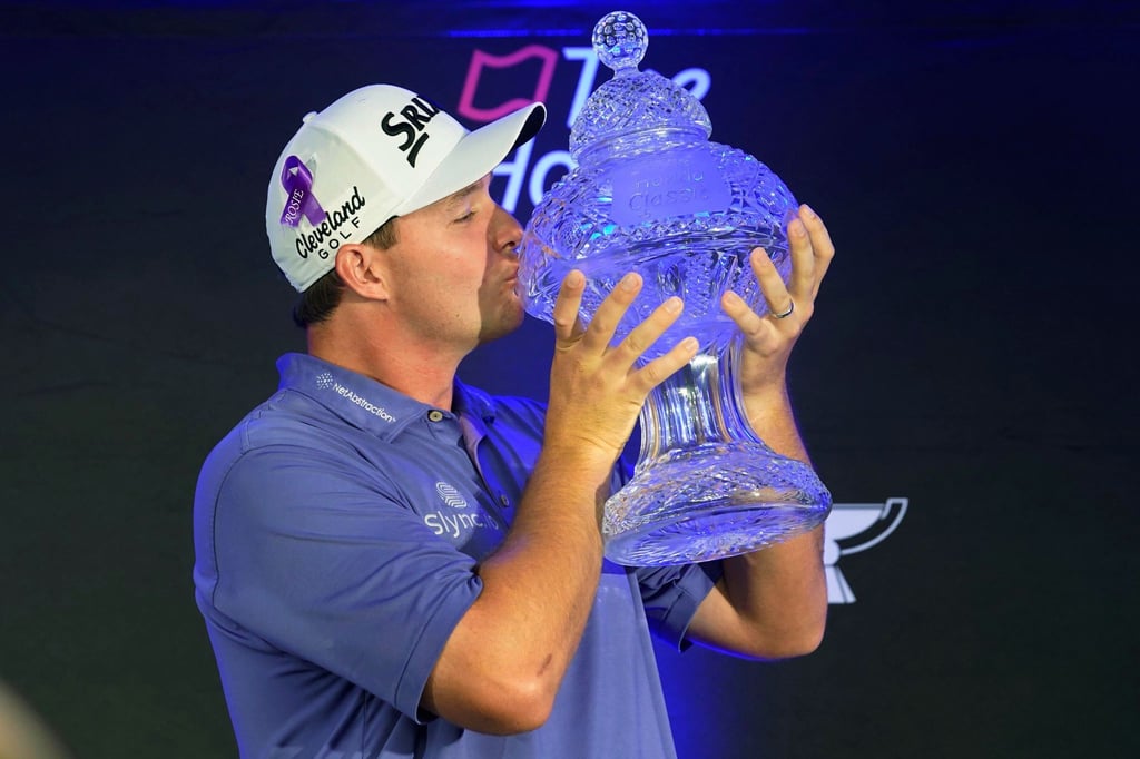 Hat als erster österreichischer Golf-Profi ein Turnier auf der PGA-Tour gewonnen: Sepp Straka feiert seinen Sieg und küsst die Trophäe.