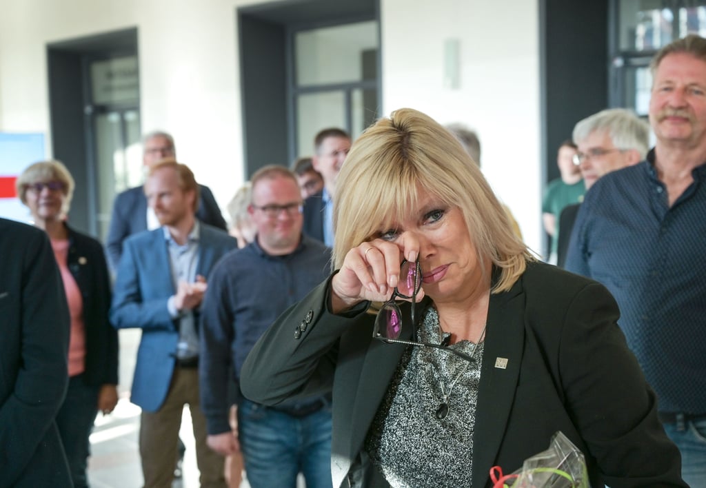 Simone Borris (parteilos) wischt sich Freudentränen aus den Augen. Sie konnte sich bei der Stichwahl für die Oberbürgermeisterwahl in Magdeburg klar gegen ihren Kontrahenten Jens Rösler von der SPD durchsetzen.
