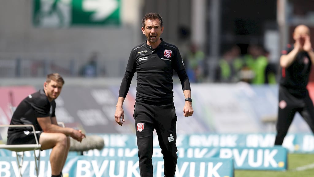 HFC-Trainer André Meyer darf sich mit seinem Team über den vorzeitigen Klassenerhalt in der 3. Liga freuen.