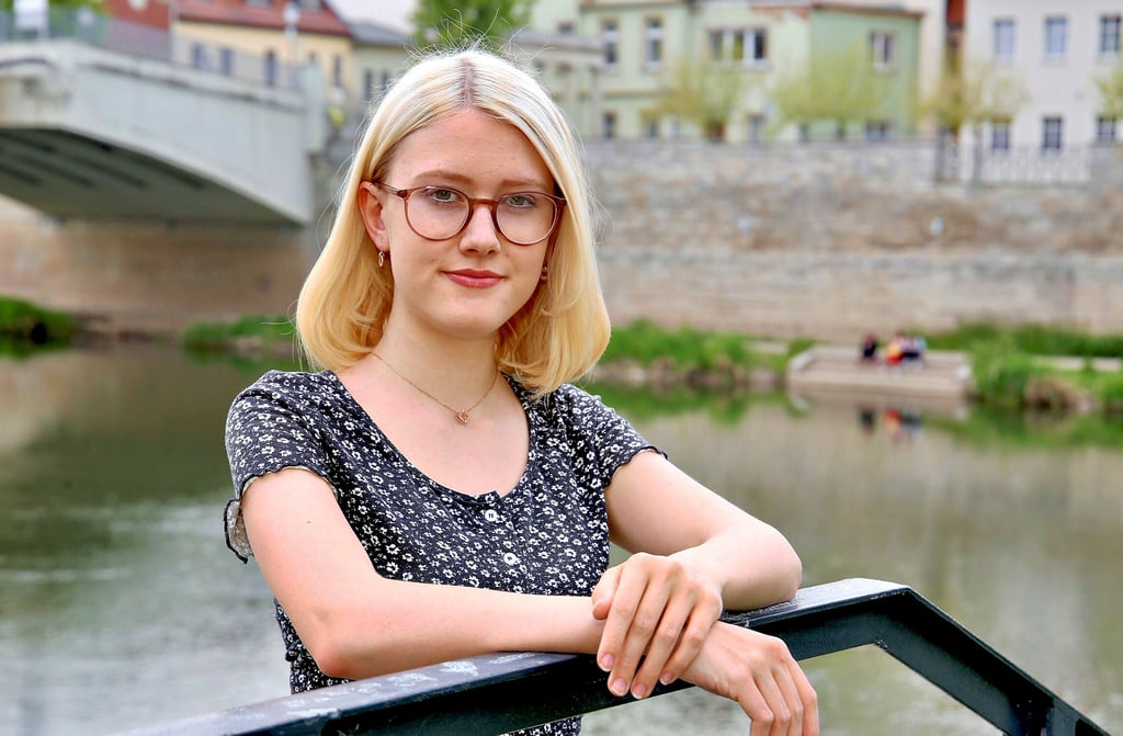 Zuhause an der Saale: Stella Herbst ist in Bernburg aufgewachsen. Seit kurzem engagiert sie sich im Jugendbeirat.