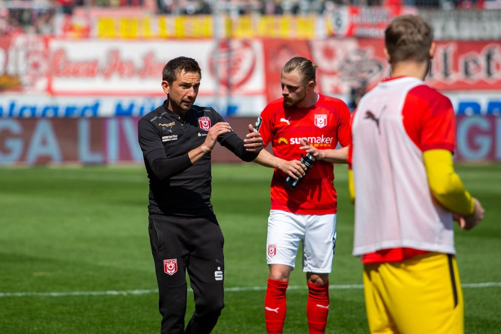 HFC-Trainer André Meyer mit seinem Mittelfeld-Regisseur Marcel Titsch Rivero.