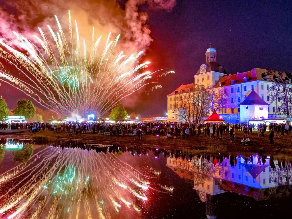 Es gab gleich zweimal Feuerwerk am Samstagabend - einmal klassisch, einmal rockig unterlegt.