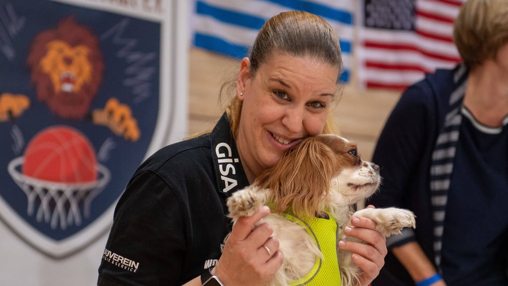 Katerina Hatzidaki und ihr Hund bleiben in Halle.