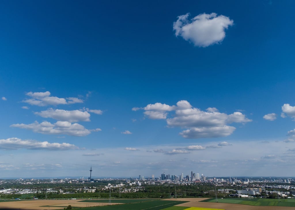 Fast blauer Himmel über Frankfurt am Main. In Deutschland wird es zunehmend sommerlich.