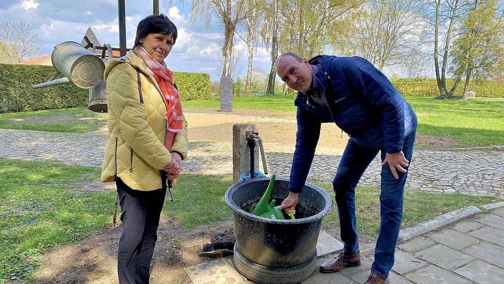 Bauamtsleiterin Veronika Kühner und Ortsbürgermeister Olaf Beder an der neu geschaffenen Wasserstelle. Diese ersetzt den alten Brunnen, der gerade im Sommer oft ausgetrocknet war und kein Wasser mehr lieferte.