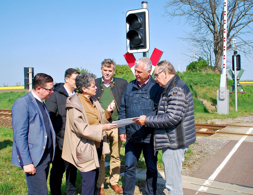Ministerin Lydia Hüskens im Gespräch mit den Experten vom Landkreis und mit Kommunalpolitikern bei ihrer Reise rund um den künftigen Intel-Standort.