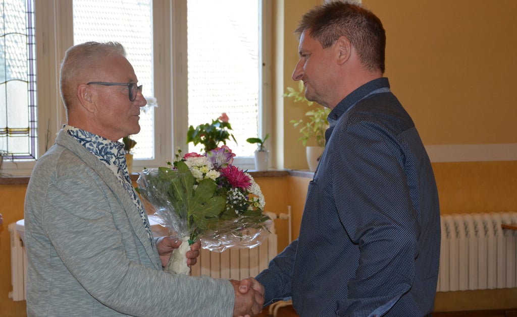Noch-Bürgemeister Bernd Nimmich (SPD) gratuliert seinem Parteikollegen Marco Schmoldt zum deutlichen Wahlsieg im Bördeland. Der Eickendorfer konnte sich in der Stichwahl gegen Thomas Thamm (CDU) durchsetzen.