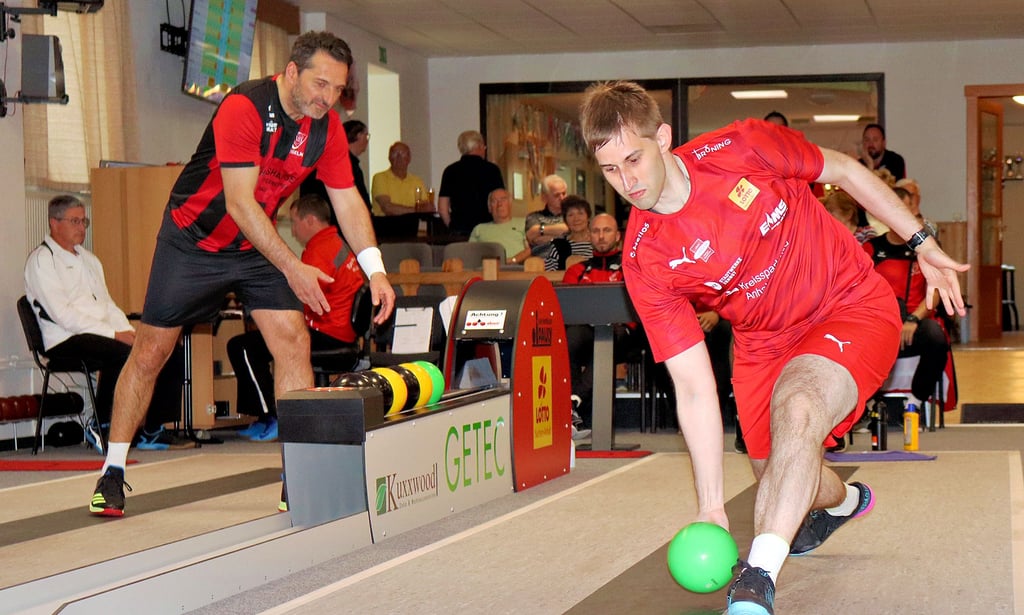 Christian Wilke (rechts) konnte erneut voll und ganz überzeugen. Mit 680 Kegeln fertigte er Mario Cekovic (599) mit 4:0 Sätzen ab. Sport Print Zander
