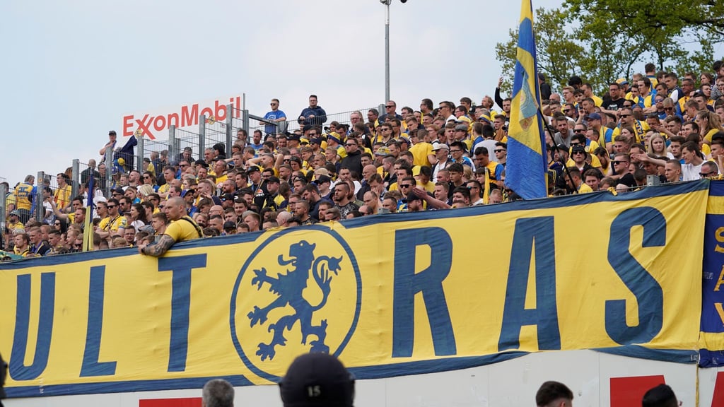 Die Fans von Eintracht Braunschweig schweigen nach der 2:3-Niederlage in Meppen.
