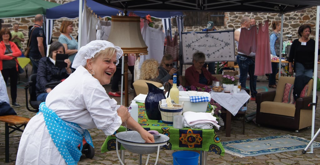 Doreen Katzorke heizt als Waschweib beim Womirstedter Regionalmarkt die Stimmung an.