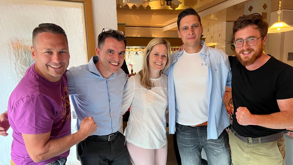 Hendrik Mahrholdt (2.v.l.), seine Frau Jana, SPD-Fraktionschef Roger Stöcker, der Vorsitzende von "Hecklingen - gemeinsam Zukunft gestalten", Marco Berger (r.) und Schneidlingens Ortsbürgermeister Martin Zimmermann (l.) waren vom Wahlsieg überwältigt.