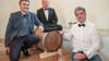 Museumsleiter Adrian Hartke mit Rainer Pöschmann und Thomas Engler von Spirit of Oak (v.l.) an dem Fass, in dem „Fürstenpredigt 1524“ reift. 