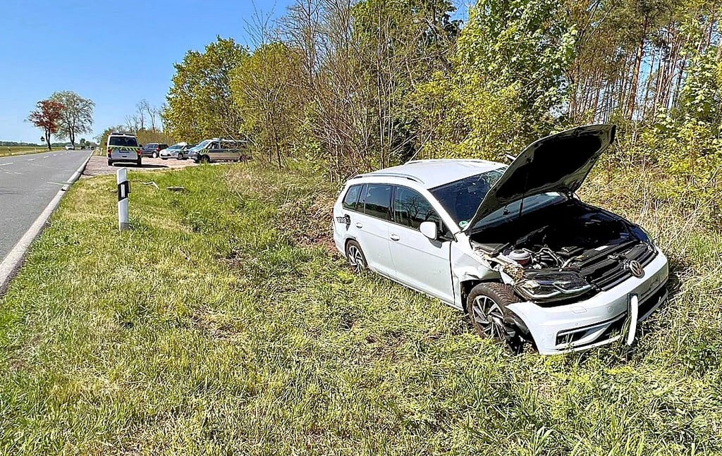 Ein VW landete bei Jütrichau im Straßengraben.