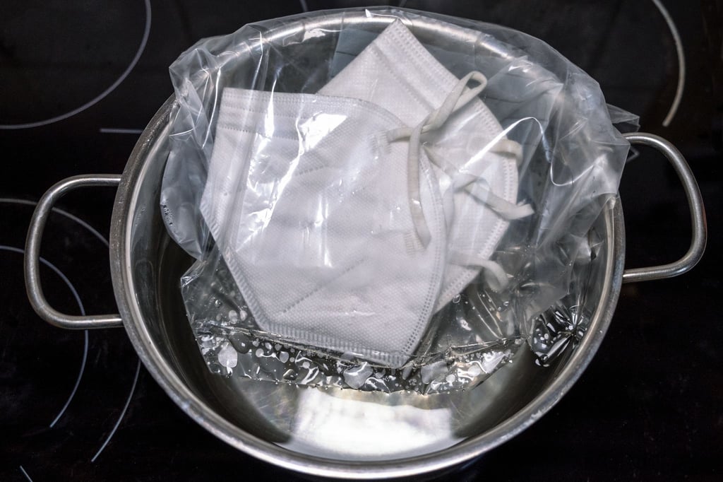 Das Auskochen im Topf dauert rund zehn Minuten - drei Mal lässt sich eine Maske mit dieser Methode wiederaufbereiten.