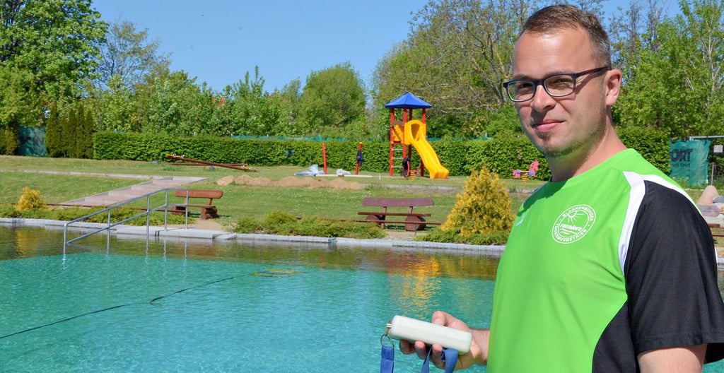 René Müller startet in seine zweite Saison in Blankenburgs Biobad „Am Thie“. Hier kontrolliert der 34-jährige technische Mitarbeiter den Saugroboter, der die komplett chlorfreien Becken reinigt.