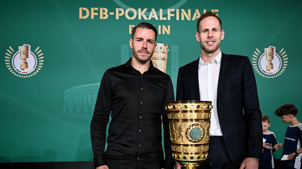 Die Kapitäne Christian Günther (l./SC Freiburg) und Peter Gulacsi (r./RB Leipzig) posieren in Berlin mit dem DFB-Pokal.
