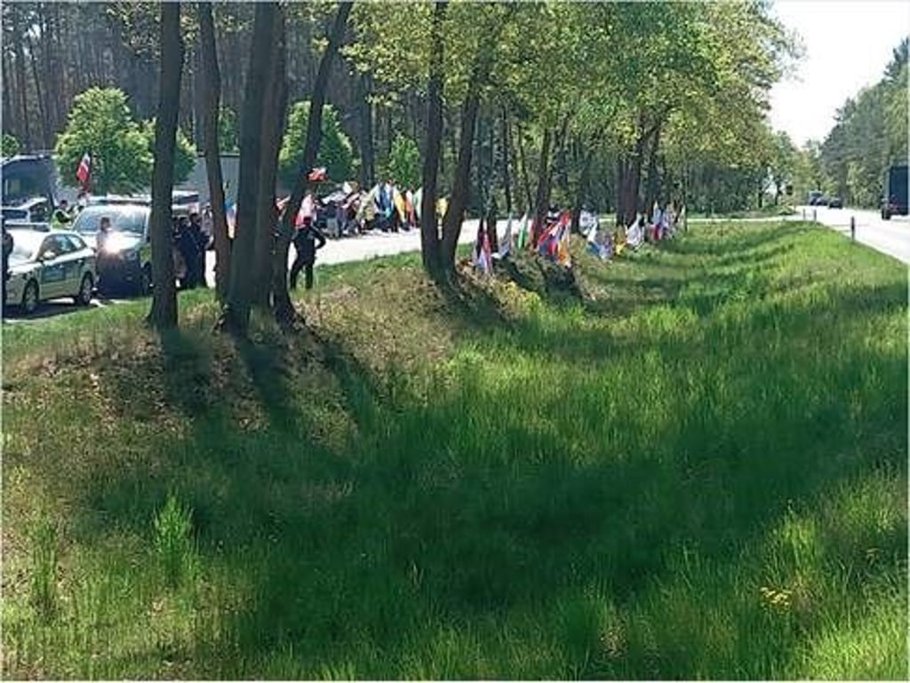 Rund 70 Flaggen fanden Verwendung. Die Polizei und Mitarbeiter des Altmarkkreises verhinderte, dass Symbole, die den Angriffskrieg Russlands auf die Ukraine verherrlichen oder zumindest billigen, zum Einsatz kamen